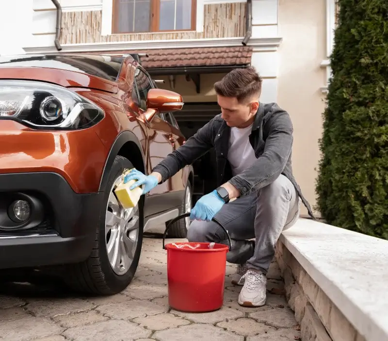 Lavage auto à domicile Saint-Lupien : professionnel intervenant sur un véhicule